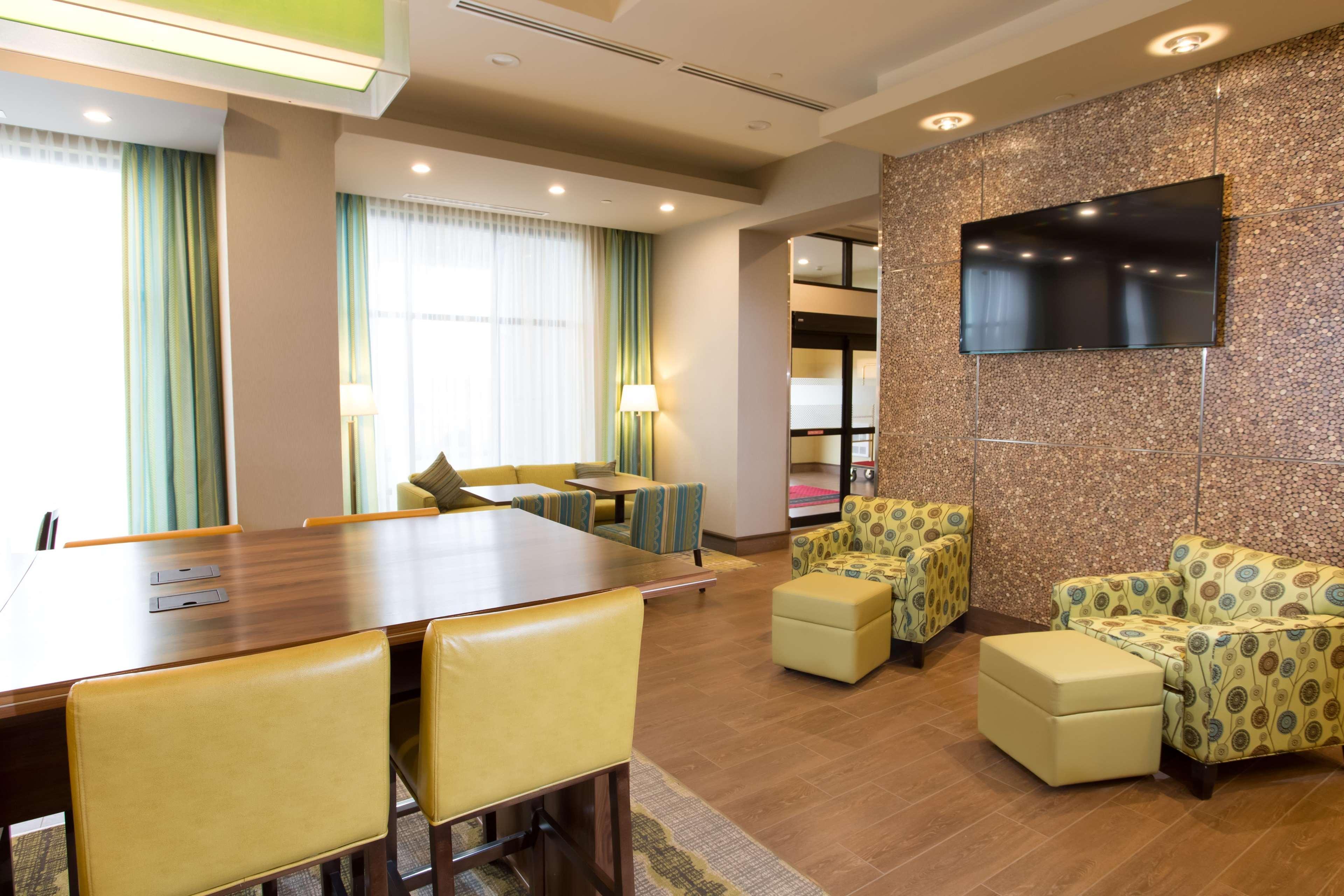 Hampton Inn By Hilton Ллойдмінстер Екстер'єр фото