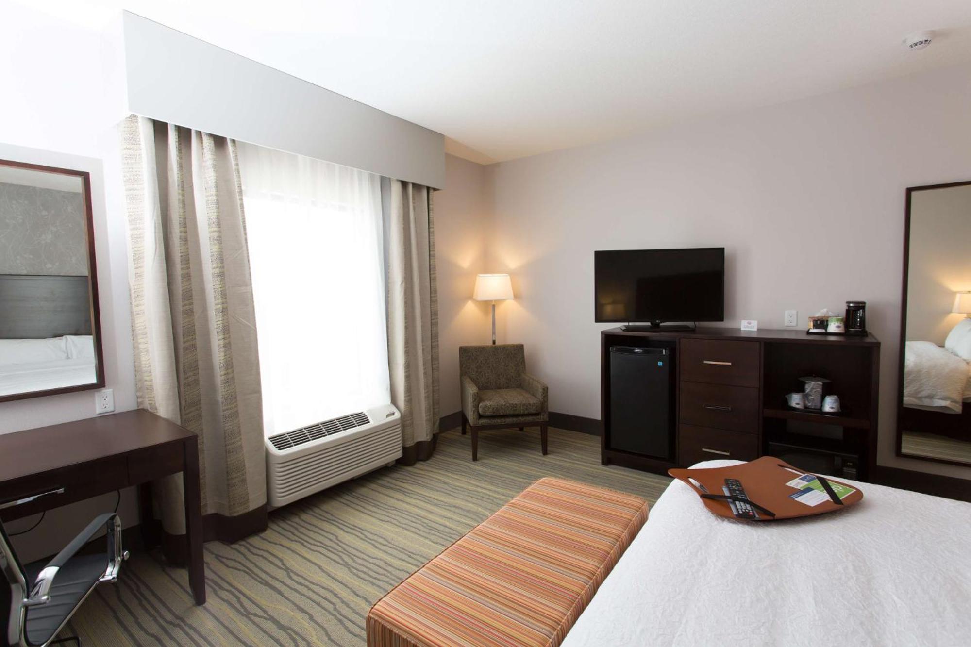 Hampton Inn By Hilton Ллойдмінстер Екстер'єр фото